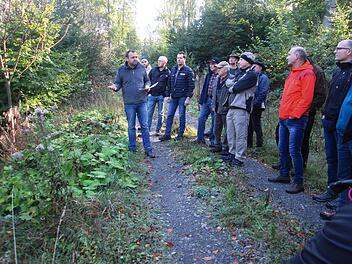Fuchsstadts Wald soll für die Zukunft klimaneutral und möglichst schadensresistent werden. Beim jüngsten Waldbegang zeigte Förster Rainer Bräunig (links) die Schwachstellen aber auch geeignete Gegen-Maßnahmen auf.