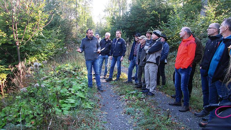 Fuchsstadts Wald soll für die Zukunft klimaneutral und möglichst schadensresistent werden. Beim jüngsten Waldbegang zeigte Förster Rainer Bräunig (links) die Schwachstellen aber auch geeignete Gegen-Maßnahmen auf.