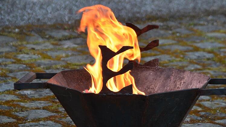 Sieht fast aus wie ein Drachenkopf - die Flamme, die die Luftschlangen in Maria Bildhausen verzehrte. Foto: Hanns Friedrich