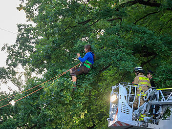 Bayreuther Festspiele 2022: Aktivisten besetzen B&auml;ume - "Richten uns ganz bewusst an die G&auml;ste"
