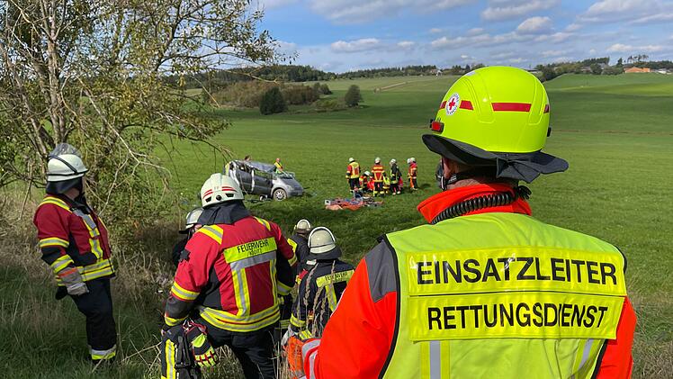 Auto kommt von Straße ab, fährt Abhang hinunter und überschlägt sich mehrfach