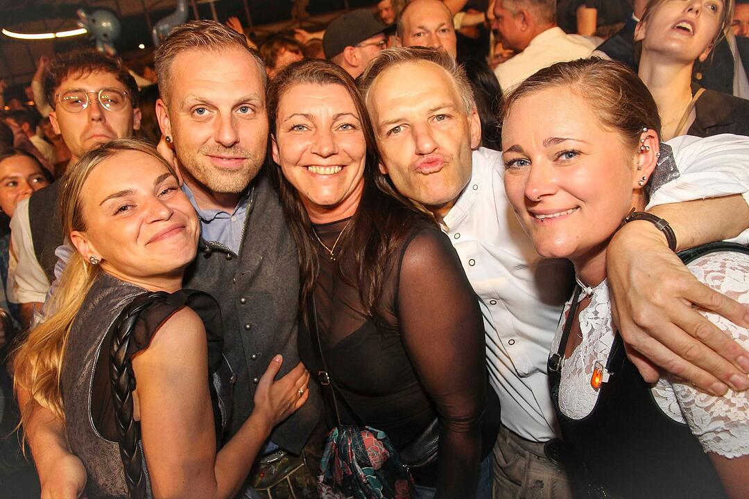 Tanzen, Feiern, Mitsingen &ndash; bayerische Partystimmung bis Mitternacht.