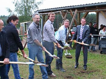 Zum Spatenstich für den Mühlhausener Windpark holen aus: Erich Wust, Astrid Kirchner, Dieter Emmerich, Maximilian Nowak, Gerhard Kreß und Herbert Fiederling (von links).  Foto: Evi Seeger