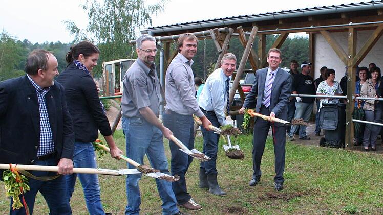 Zum Spatenstich für den Mühlhausener Windpark holen aus: Erich Wust, Astrid Kirchner, Dieter Emmerich, Maximilian Nowak, Gerhard Kreß und Herbert Fiederling (von links).  Foto: Evi Seeger