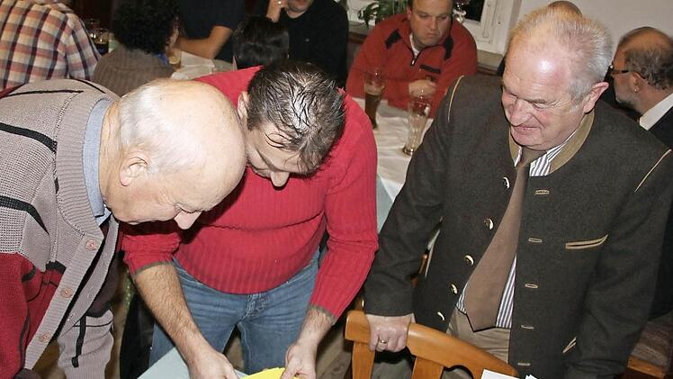 Günther Geiling, Horst Berger und Hans Zapf (von rechts) werteten die Stimmzettel aus.Fotos: Ralf Kestel