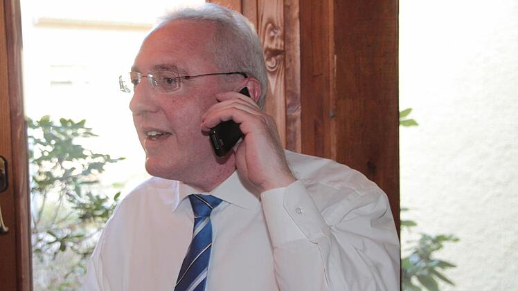 Wie ist die Wahl ausgegangen, wollte ein Anrufer von Hübner wissen.