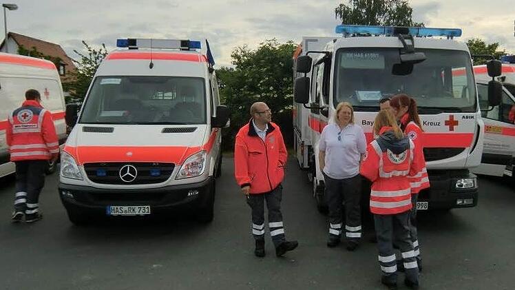 Mit sieben Einsatz- und Begleitfahrzeugen waren die BRK-Helfer aus den Haßbergen beim G7-Gipfel mit dabei. Das Bild zeigt (von links) Roland Höhn, Holger Eiter, Kerstin Skaberna, Sven Skaberna, Kristina Heidt und Nicole Raab von der SEG Behandlung und SEG Transport mit den beiden Einsatzfahrzeugen GW SAN25 (rechts) und dem Notfallkrankentransportwagen KTW Typ B (links).