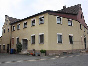 Das Gebäude einer ehemaligen Schuhfabrik soll so umgebaut werden, dass im Erdgeschoss eine Hausarztpraxis eröffnet werden kann. Foto: Sonja Werner