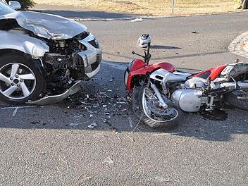 An Motorrad und Auto entstand bei dem Zusammenstoß Totalschaden. Foto: pn