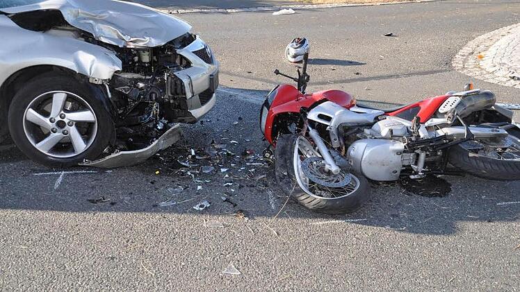 An Motorrad und Auto entstand bei dem Zusammenstoß Totalschaden. Foto: pn
