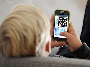 Nicht miteinander reden, sondern schreiben - WhatsApp-Gruppen sind im Trend. Symbolbild: dpa