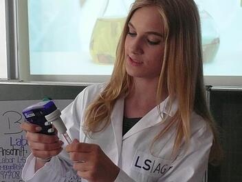 Über ihre Arbeit im Labor berichtete Susanne Steiger. Sie arbeitete mit Pipetten und am Mikroskop.