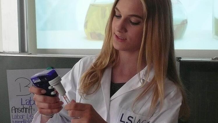 Über ihre Arbeit im Labor berichtete Susanne Steiger. Sie arbeitete mit Pipetten und am Mikroskop.