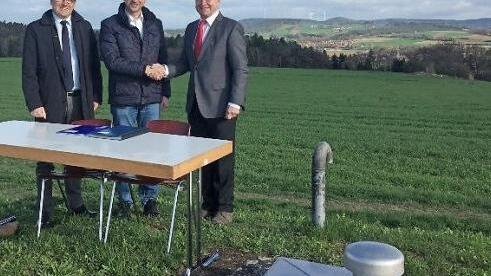 Verbandsdirektor Markus Rauh, B&uuml;rgermeister Robert Bosch und Verbandsvorsitzenden Dr. Heinz K&ouml;hler bei der Vertragsunterzeichnung nahe Willmersreuth an einem der elf FWO-&Uuml;bergabesch&auml;chte. Foto: FWO