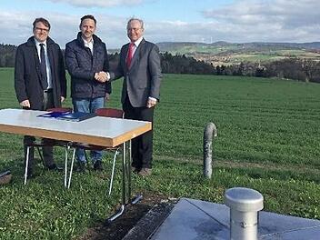 Verbandsdirektor Markus Rauh, Bürgermeister Robert Bosch und Verbandsvorsitzenden Dr. Heinz Köhler bei der Vertragsunterzeichnung nahe Willmersreuth an einem der elf FWO-Übergabeschächte. Foto: FWO