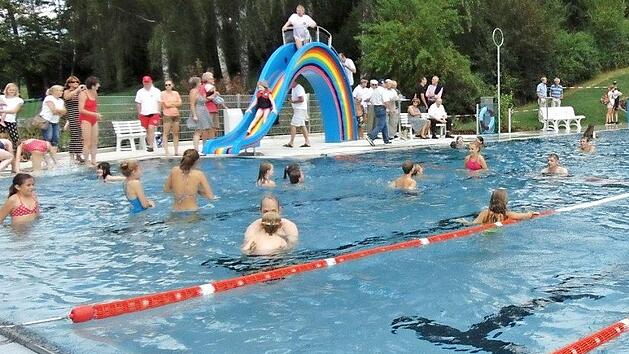 Neunkirchner Kinder, Jugendliche und Erwachsene m&uuml;ssen zum Baden nicht mehr in benachbarte Orte fahren.  Fotos: Petra Malbrich