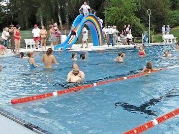 Neunkirchner Kinder, Jugendliche und Erwachsene müssen zum Baden nicht mehr in benachbarte Orte fahren.  Fotos: Petra Malbrich