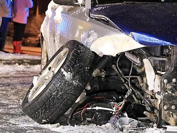 Die Vorderachse des BMW wurde fast komplett herausgerissen. Foto: News5/Merzbach