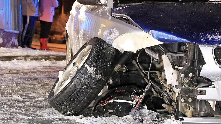 Die Vorderachse des BMW wurde fast komplett herausgerissen. Foto: News5/Merzbach