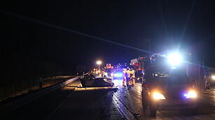 Tödlicher Unfall auf A9: Mann stirbt bei Kollision mit Lkw