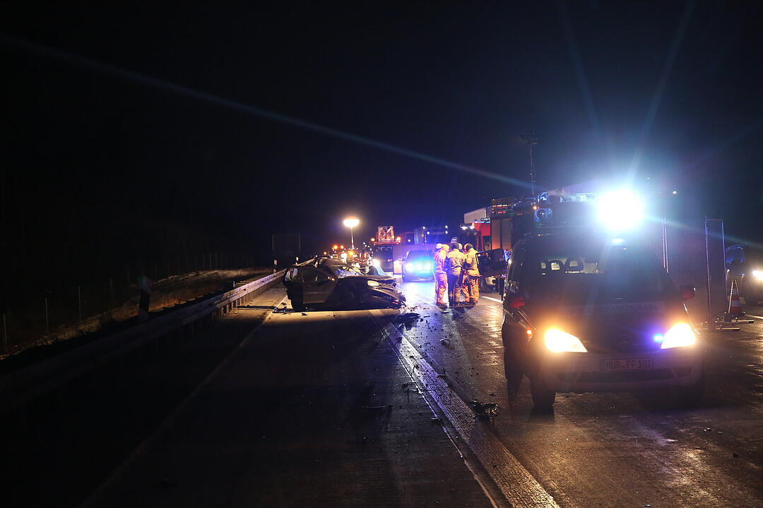 Tödlicher Unfall auf A9: Mann stirbt bei Kollision mit Lkw
