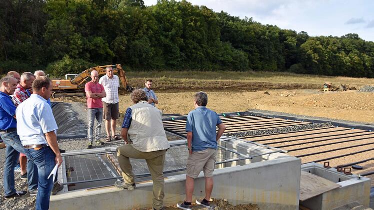 Über einen Schacht (vorne im Bild) läuft das Abwasser in der künftigen Kläranlage bei Buch in das zweite Filterbecken (rechts), um dann gereinigt in den Vorfluter abgeschlagen zu werden.Ulrike Langer