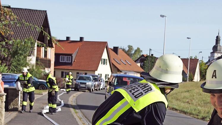Knapp 90 Feuerwehrleute aus den Oberauracher Wehren beteiligten sich am Samstag an der großen Einsatzübung anlässlich des Gemeindefeuerwehrtages. Sie legten 400 Meter Schlauchleitung.