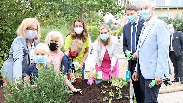 Gabi Schmidt (l.), Anna Stolz (3. v. r.) und Wolfgang Hauber (r.) arbeiteten im Schulgarten mit. Foto: privat