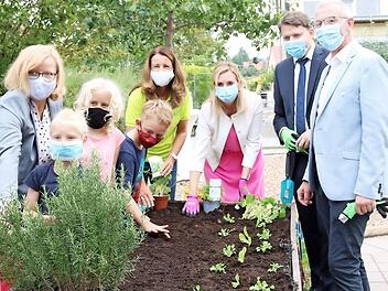 Gabi Schmidt (l.), Anna Stolz (3. v. r.) und Wolfgang Hauber (r.) arbeiteten im Schulgarten mit. Foto: privat
