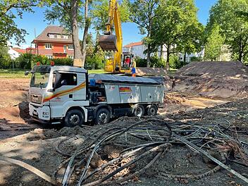 Im Stadtpark haben die Arbeiten für den Bau eines Regenrückhaltebeckens begonnen. Foto: Jürgen Gärtner