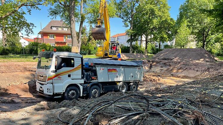 Im Stadtpark haben die Arbeiten für den Bau eines Regenrückhaltebeckens begonnen. Foto: Jürgen Gärtner