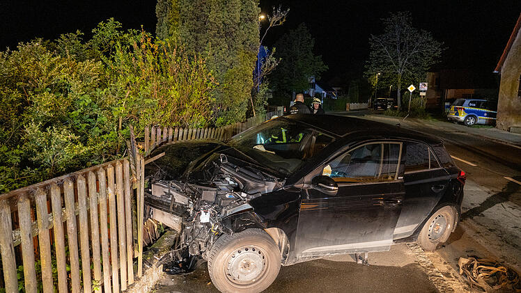 Auto in Gartenzaun geschleudert: Frontalzusammenstoß in Untermembach