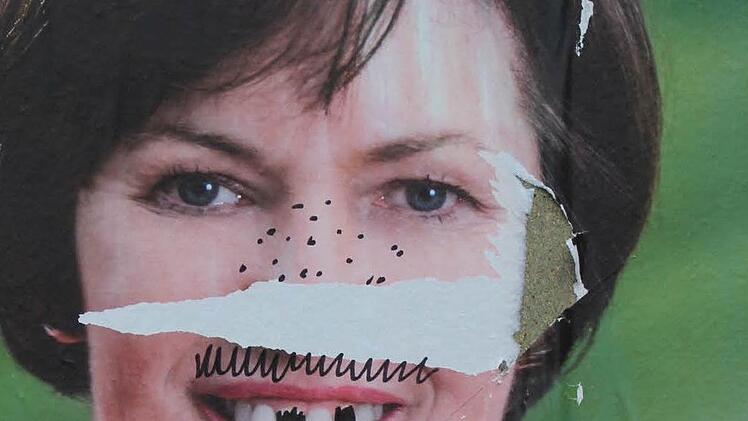 Beschmierte Wahlplakate stellen eine Sachbeschädigung dar, je nach Aufschrift möglicherweise sogar eine Beleidigung. Foto: Ralf Dieter