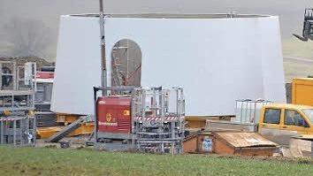 Wie mächtig die Fertigteile sind, zeigt der Fuß dieses Windrades. Foto: Islode Krapf