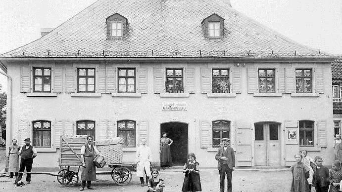 Das zur Zeit leer stehende Gutmann-Haus soll wieder, wie früher auf dem Bild, mit Leben erweckt werden. Repro: Thomas Micheel