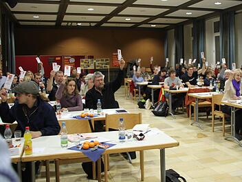 Die Vollversammlung des Kreisjugendrings Forchheim möchte mehr Jugendleiter werben. Wenn es nächstes Jahr 112 neue gibt, lädt Bundestagsabgeordneter Hofmann sie mit Landrat Ulm aufs Annafest ein. Foto: Schwind