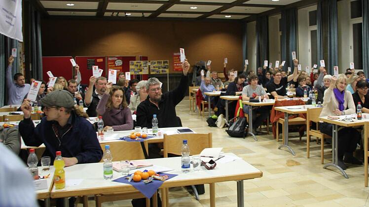Die Vollversammlung des Kreisjugendrings Forchheim möchte mehr Jugendleiter werben. Wenn es nächstes Jahr 112 neue gibt, lädt Bundestagsabgeordneter Hofmann sie mit Landrat Ulm aufs Annafest ein. Foto: Schwind