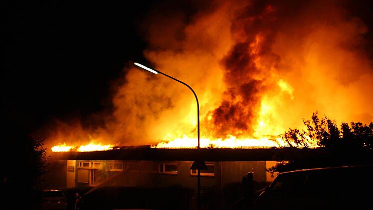 Der Brand in der Nacht glich einem Inferno. Foto: Katrin Geyer