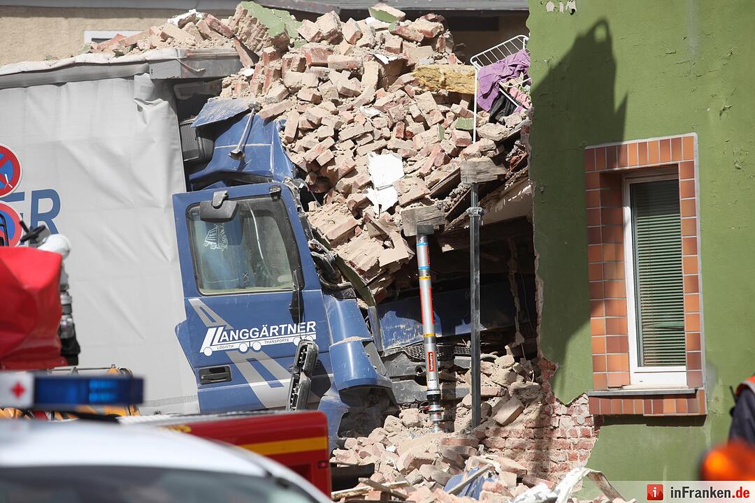 Lkw kracht in Wohnhaus in Oberkotzau
