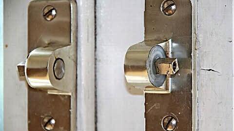 Weil die Fenster beim Öffnen rausfallen würden, sind die Griffe abgeschraubt.