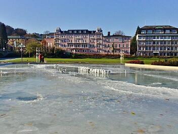 Mitte November war der Springbrunnen im Rosengarten zum ersten Mal eingefroren.  Foto: Sigismund von Dobschütz