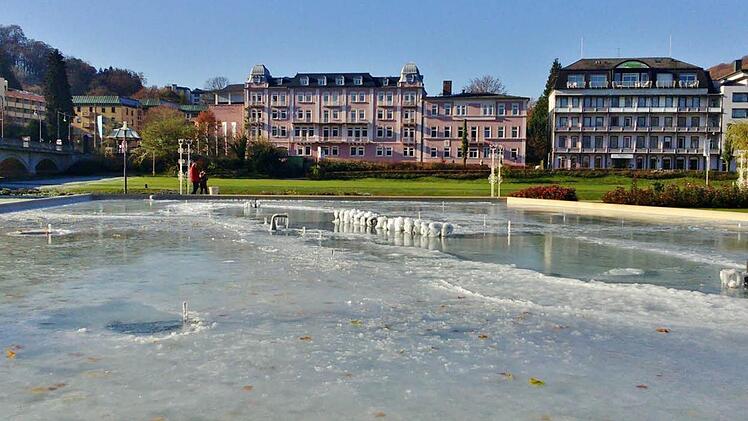 Mitte November war der Springbrunnen im Rosengarten zum ersten Mal eingefroren.  Foto: Sigismund von Dobschütz