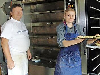 Sind traurig über das Ende der Bäckerei: Leonhard Merkel (l.) und seine Tochter Claudia Fotos: Petra Malbrich