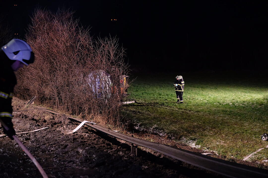 A9 bei Nürnberg: Gefahrgut-Lkw landet im Graben – Autobahn teilweise gesperrt