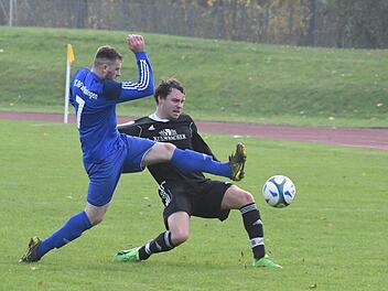 Ruslan Zhyvka (links) ist mit seinem FC 06 gegen den TSV Forst gefordert, w&auml;hrend der Riedenberger Patrick Barthelmes (rechts) zu Hause gegen Tabellennachbarn Unterspiesheim k&auml;mpft. Hopf