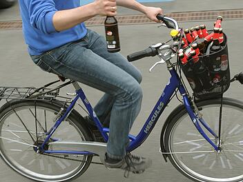 Weil er in der Nacht von Samstag auf Sonntag erheblich betrunken mit seinem Fahrrad auf der Staatsstra&szlig;e bei K&ouml;dnitz (Landkreis Kulmbach)  unterwegs war, muss sich ein 59-J&auml;hriger nun vor der Justiz verantworten.  Symbolfoto: Holger Hollemann/dpa