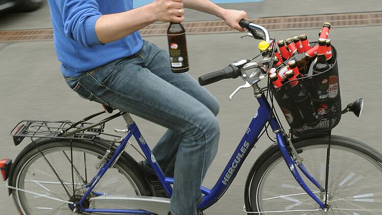 Weil er in der Nacht von Samstag auf Sonntag erheblich betrunken mit seinem Fahrrad auf der Staatsstra&szlig;e bei K&ouml;dnitz (Landkreis Kulmbach)  unterwegs war, muss sich ein 59-J&auml;hriger nun vor der Justiz verantworten.  Symbolfoto: Holger Hollemann/dpa