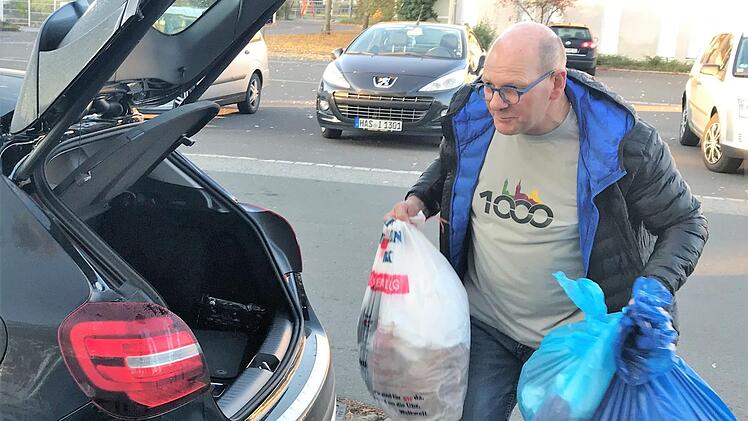 B&uuml;rgermeister Thomas Stadelmann in seinem Element: Sack f&uuml;r Sack schleppt er zur Verladestelle und ist begeistert von der Unterst&uuml;tzung der Zeiler B&uuml;rger.Michael Will/BRK