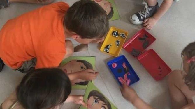 Miriam Nusser will helfen, die Beziehung zwischen Eltern und Kind in einer schwierigen Zeit aufrecht zu erhalten und zu stärken. Die Familien-Therapeutin weiß: "Jede Familie braucht etwas anderes." In der Therapie-Gruppe "Gefühlswelten" lernen Kinder, wie sie ihre eigenen Gefühle erkennen können. Foto: Miriam Nusser