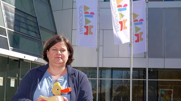 Sabine Habermaass hat ihre Holzente schon seit der Kindergartenzeit. - Foto: Berthold Köhler